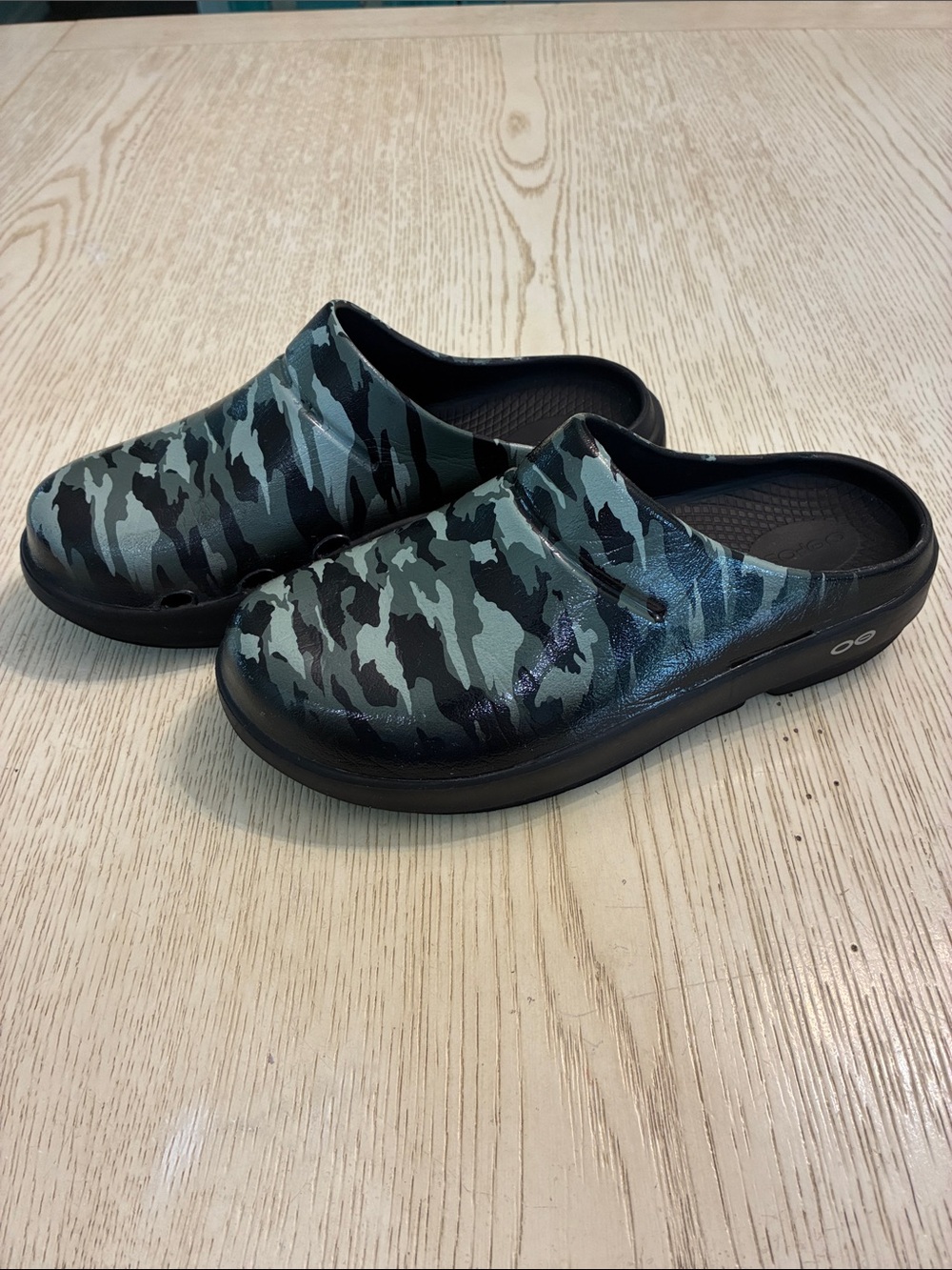 Women’s OOfos OOcloog Clog Shoes (Black/Camo)